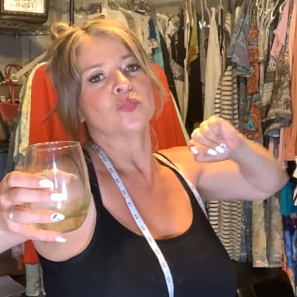 Meet your Poshers , Erin & Darryl - Picture 5 of 7